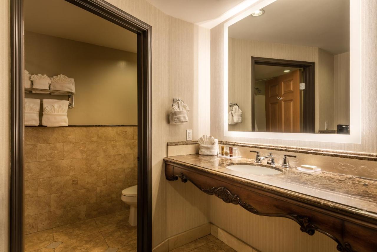 Deluxe King City View at Ayres Hotel Seal Beach - Cypress
