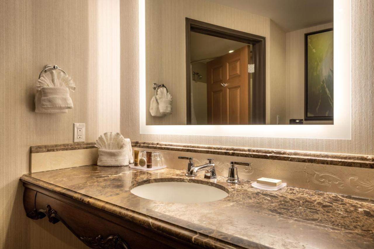 Deluxe King City View at Ayres Hotel Seal Beach - Cypress