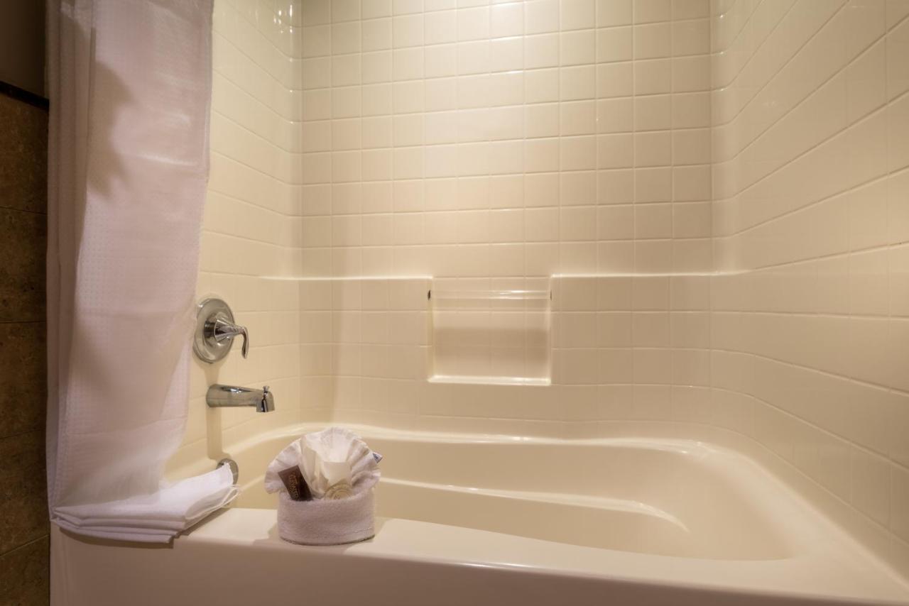 Deluxe King City View at Ayres Hotel Seal Beach - Cypress
