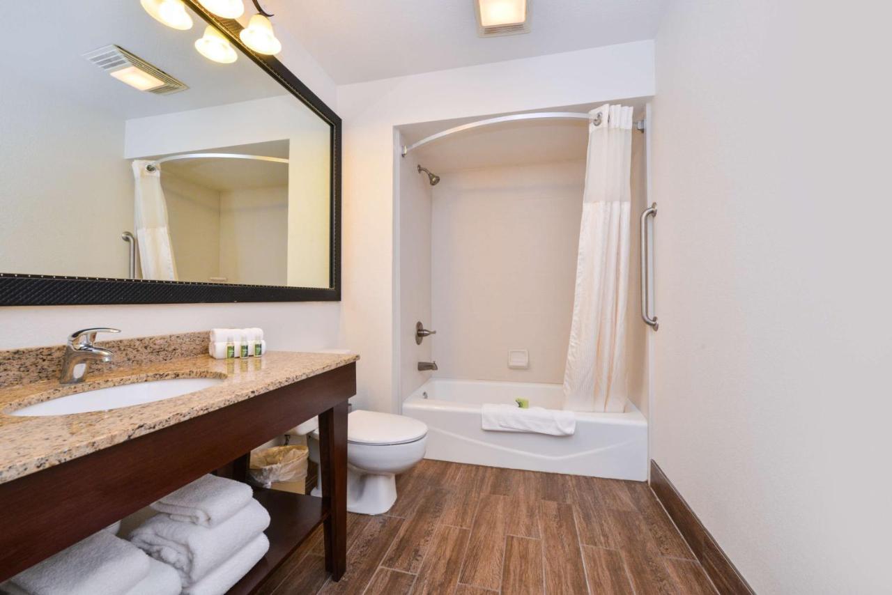 Deluxe Queen Room with Sofa at Best Western Sundowner