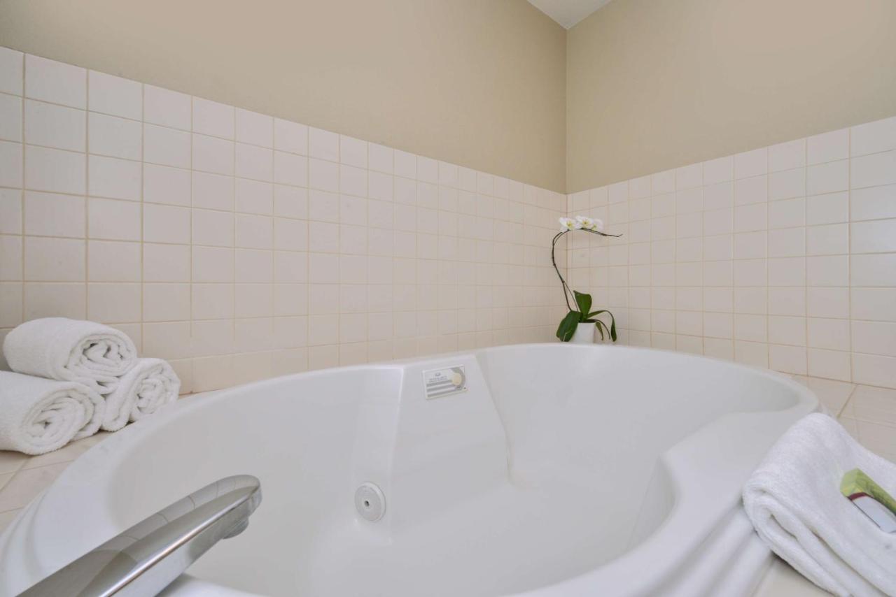 Deluxe King Room with Spa Bath at Best Western Sundowner