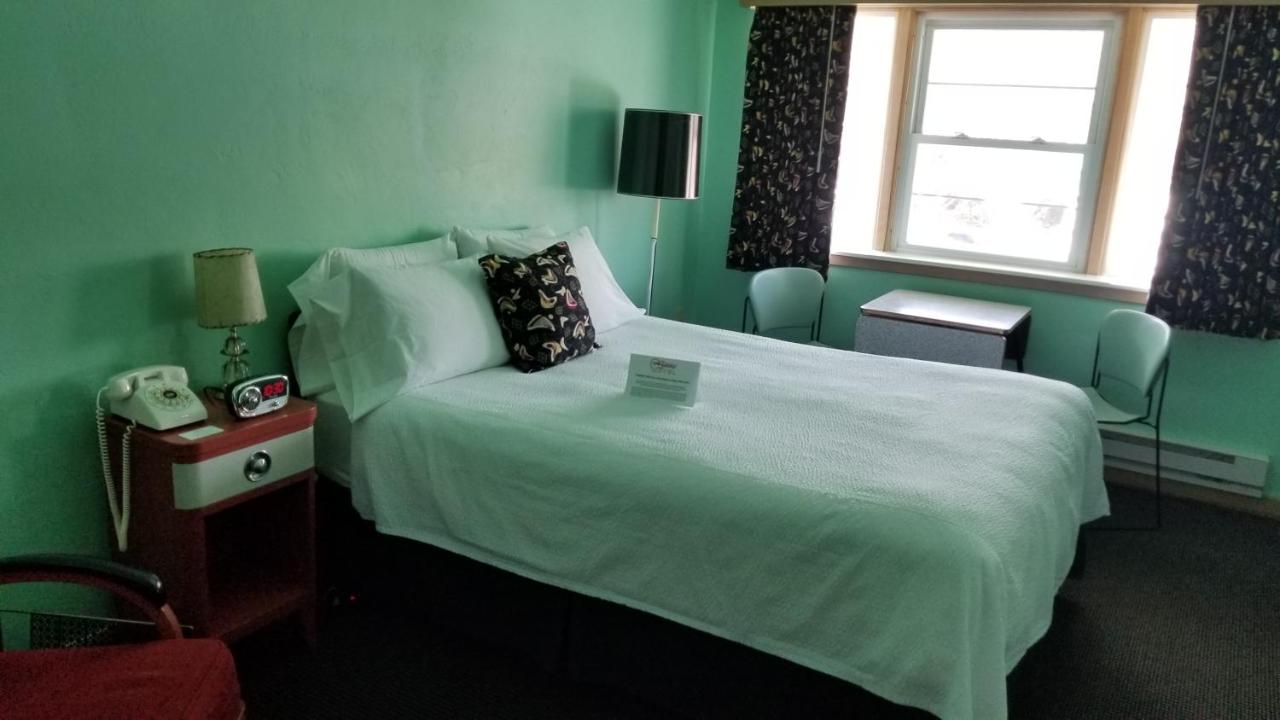 | Holiday Music Motel