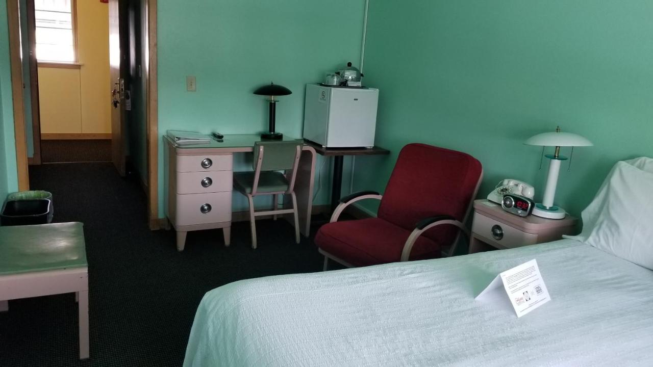 | Holiday Music Motel