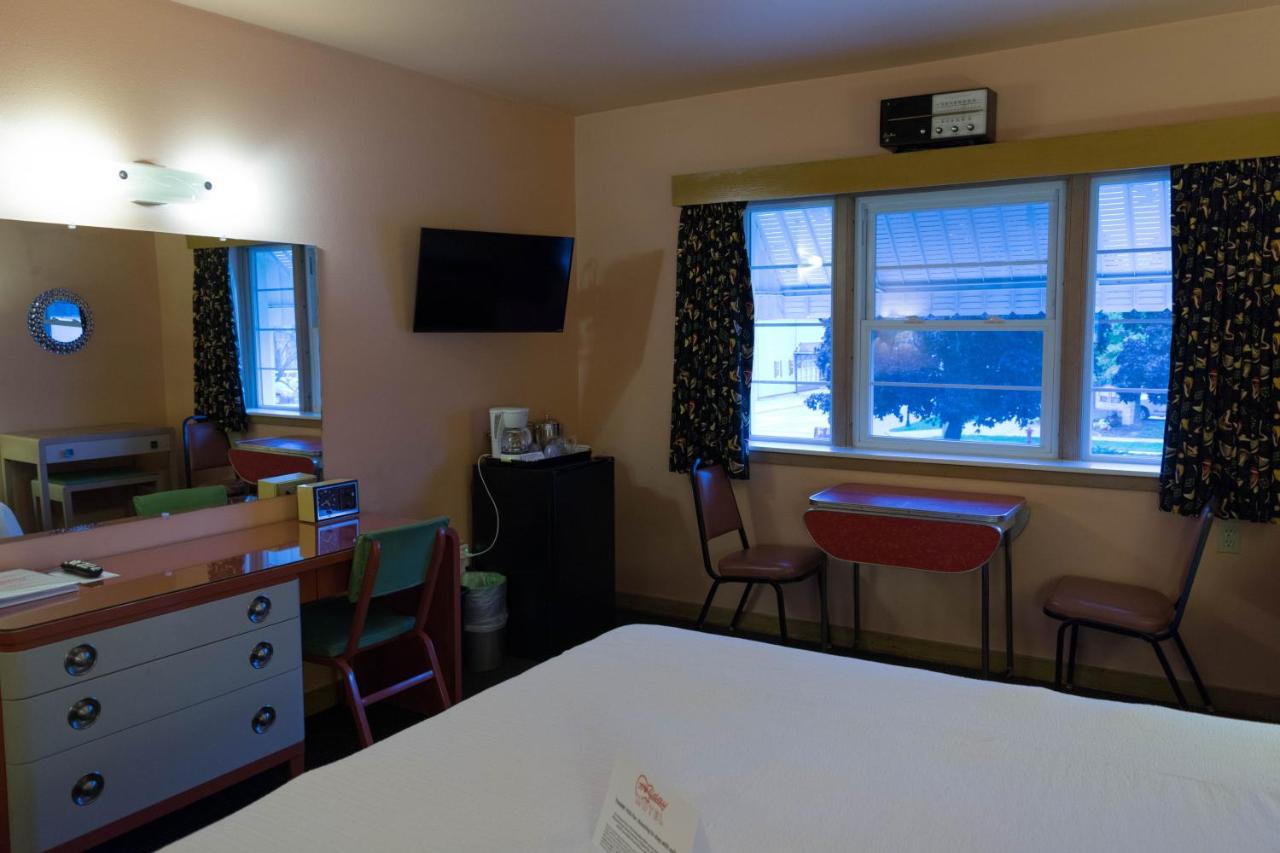 | Holiday Music Motel