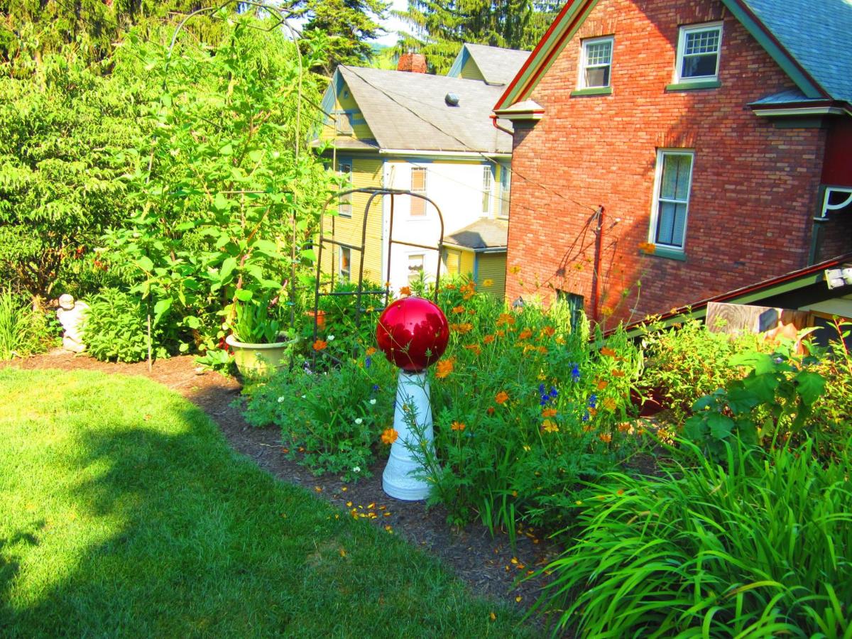 | The Queen, A Victorian Bed & Breakfast