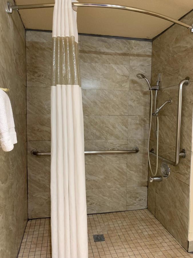 Queen Room - Disability Access at California Inn and Suites Bakersfield