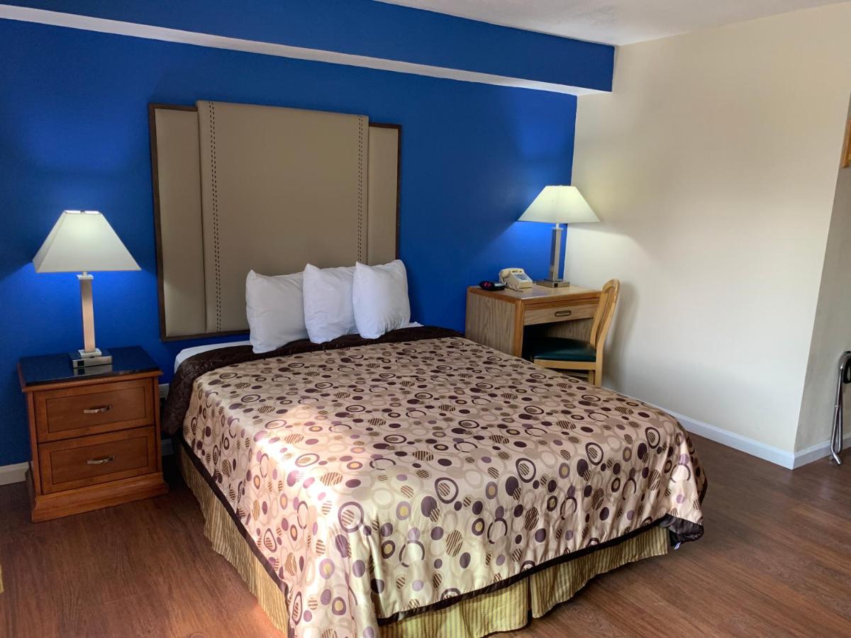Queen Room - Disability Access at California Inn and Suites Bakersfield