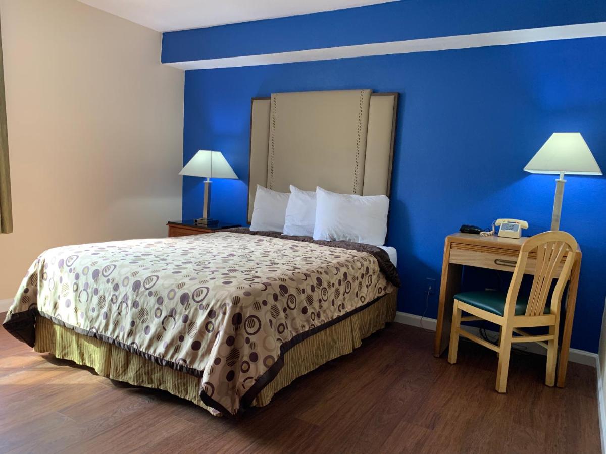 Queen Room - Disability Access at California Inn and Suites Bakersfield