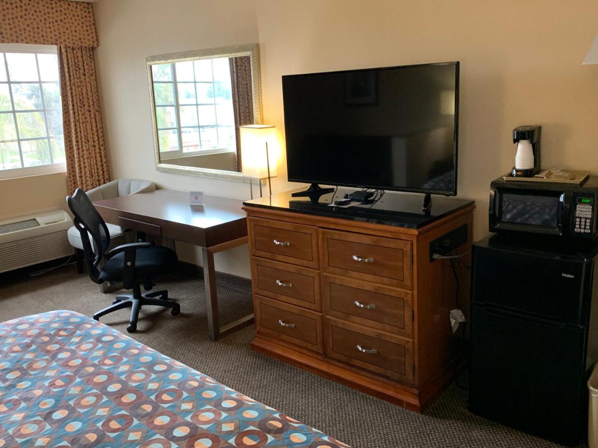 King Room at California Inn and Suites Bakersfield