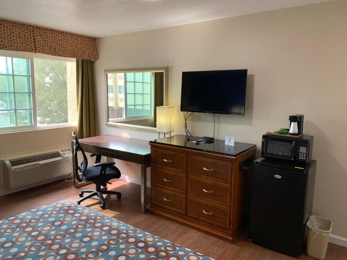 King Room at California Inn and Suites Bakersfield