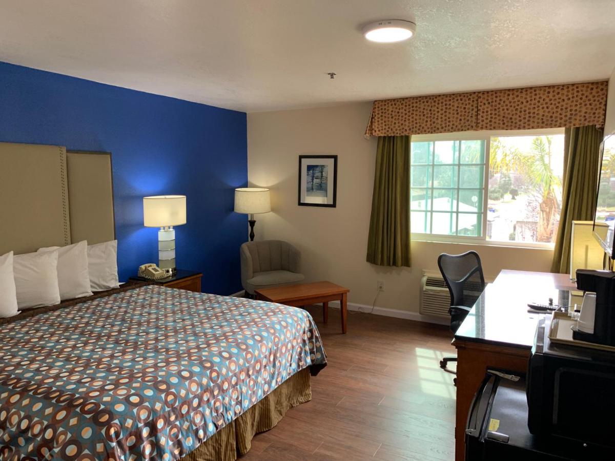 King Room at California Inn and Suites Bakersfield