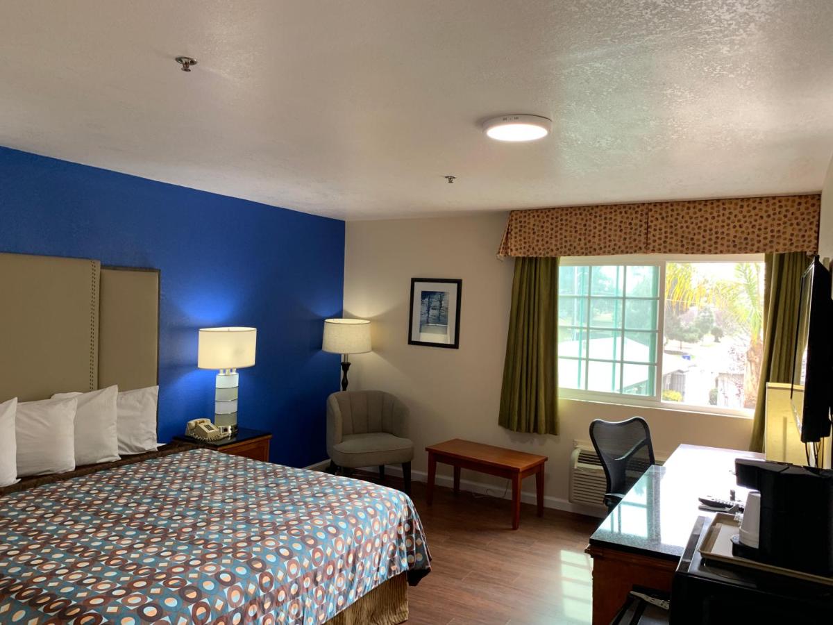 King Room at California Inn and Suites Bakersfield