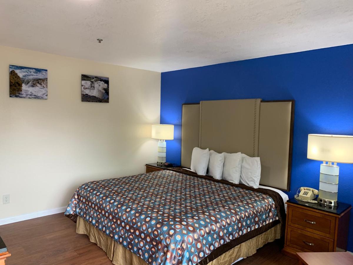 King Room at California Inn and Suites Bakersfield