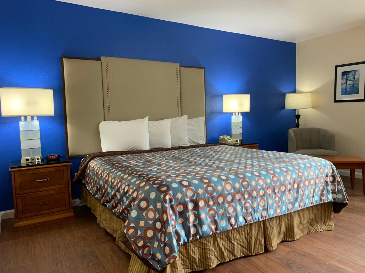 King Room at California Inn and Suites Bakersfield
