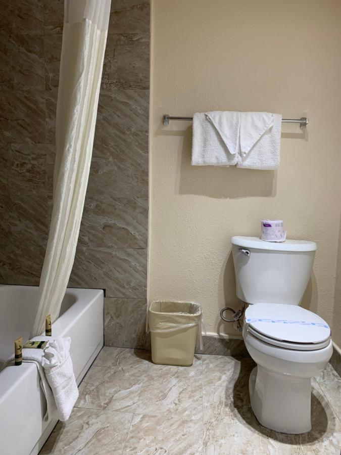 King Room at California Inn and Suites Bakersfield