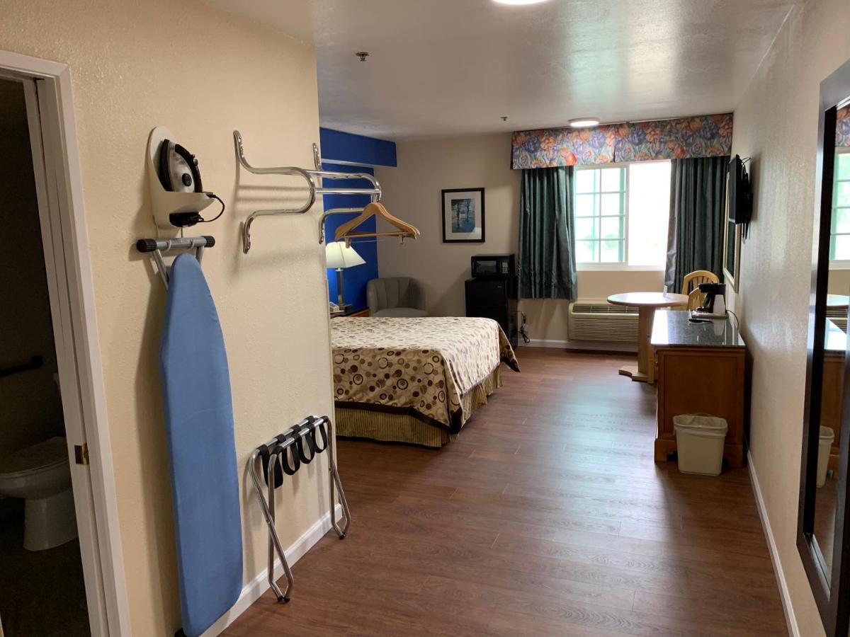 Queen Room - Disability Access at California Inn and Suites Bakersfield