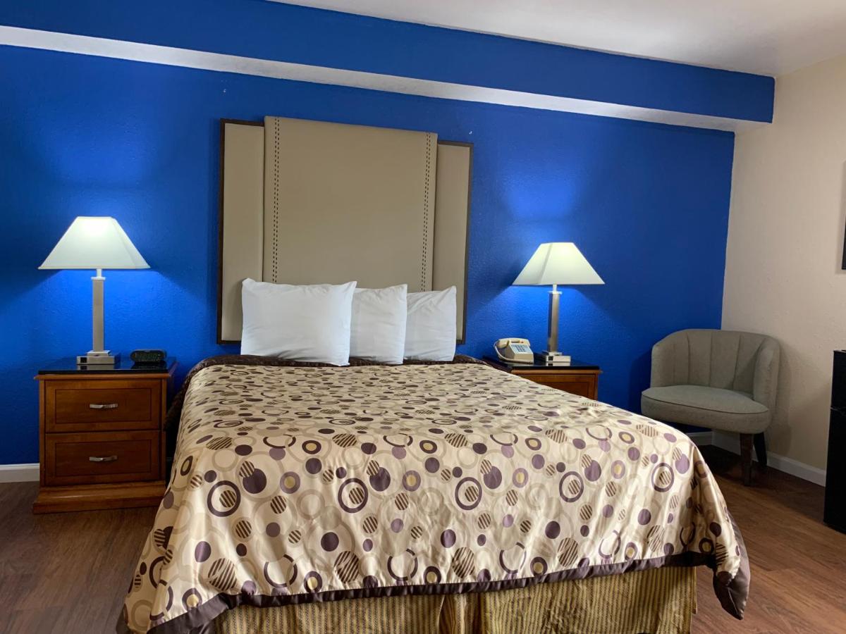 Queen Room - Disability Access at California Inn and Suites Bakersfield