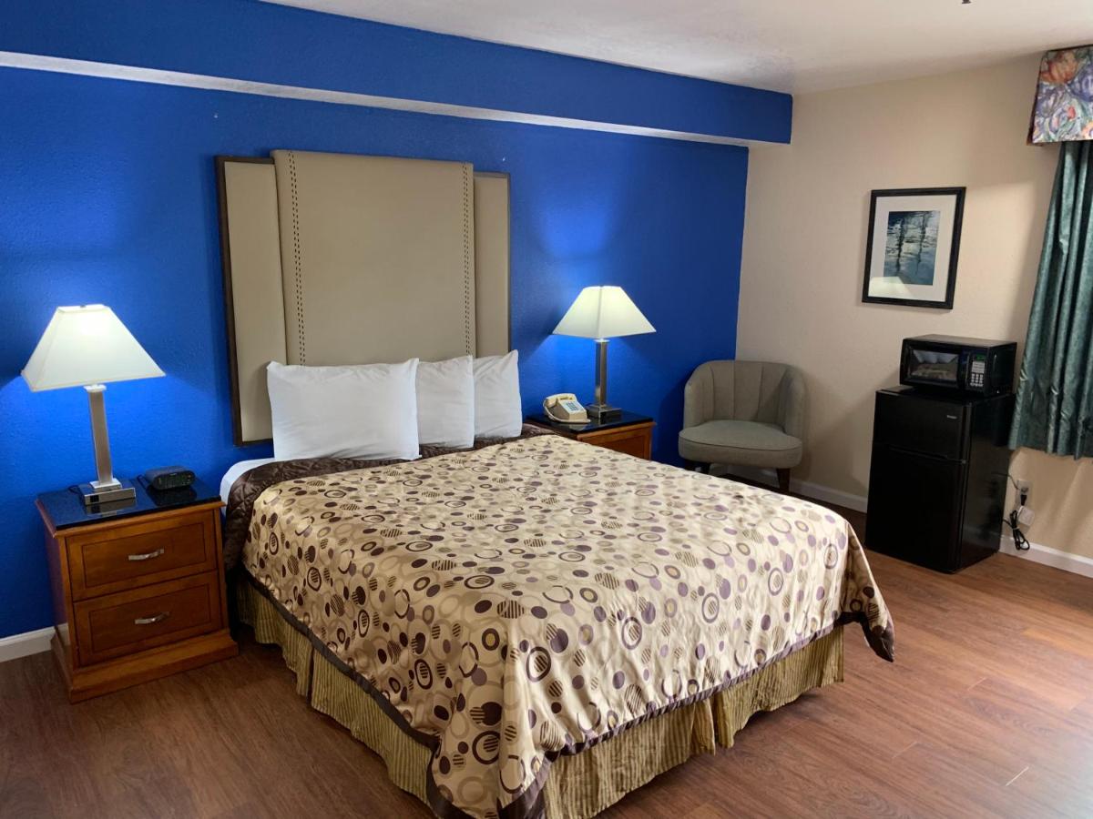Queen Room - Disability Access at California Inn and Suites Bakersfield