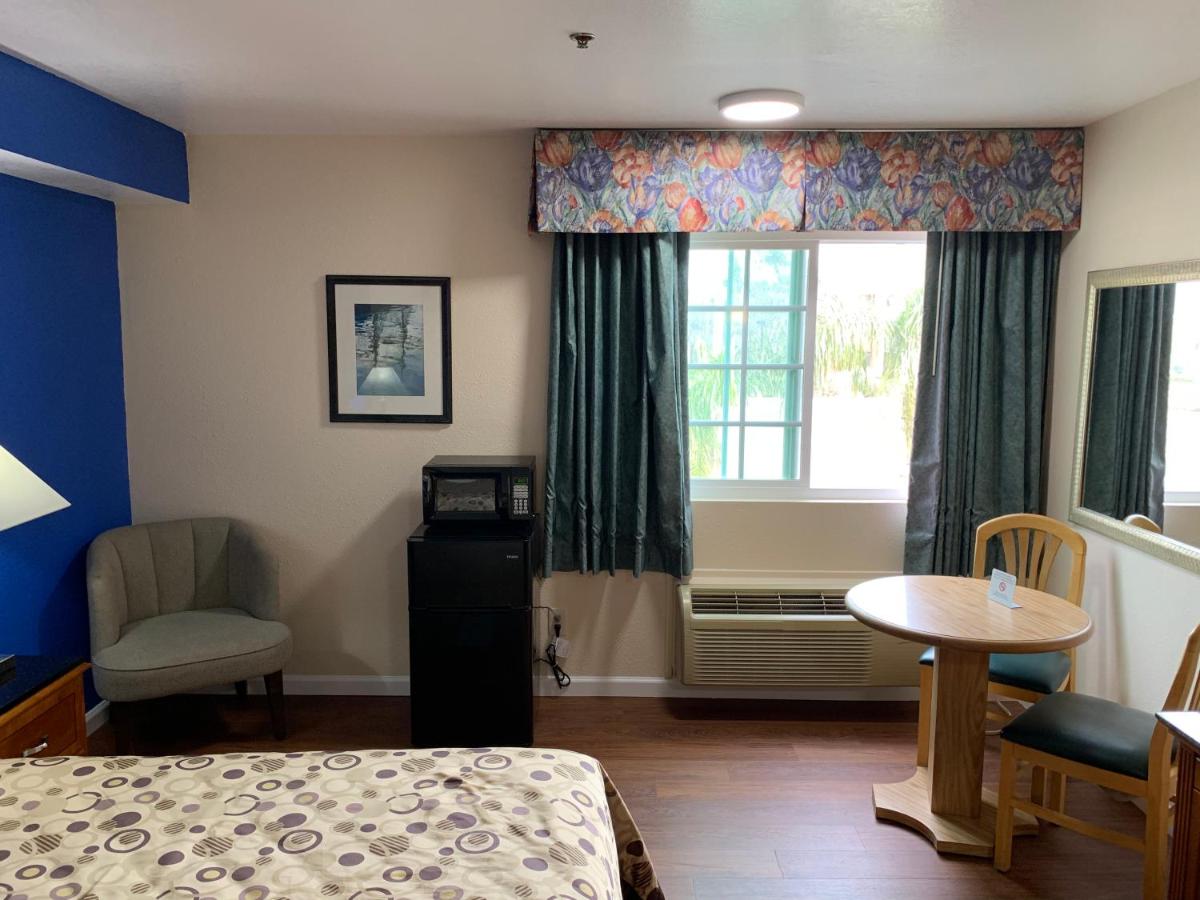 Queen Room - Disability Access at California Inn and Suites Bakersfield