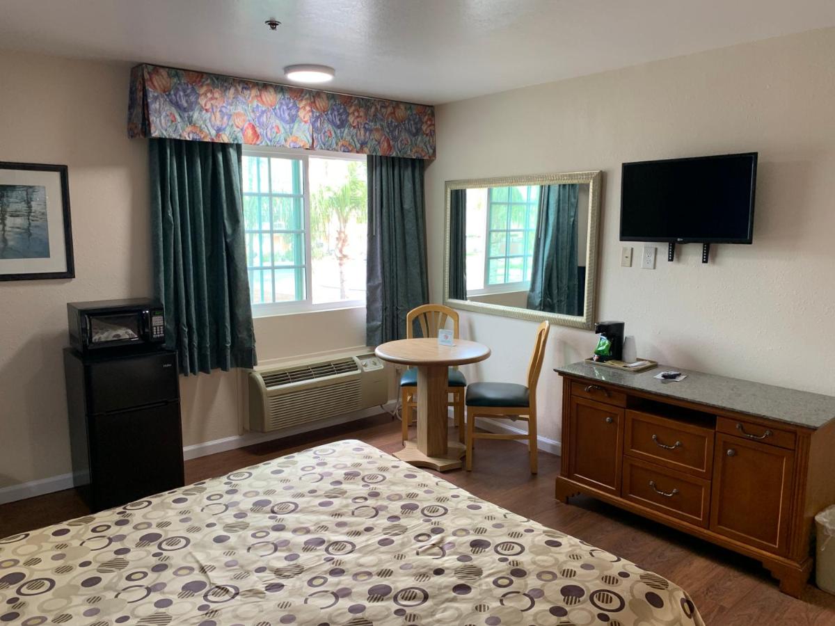 Queen Room - Disability Access at California Inn and Suites Bakersfield