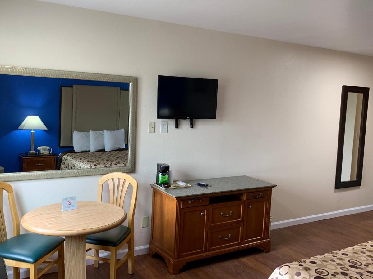 Queen Room - Disability Access at California Inn and Suites Bakersfield