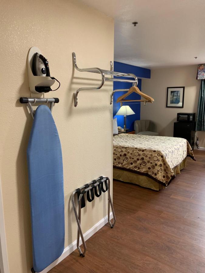 Queen Room - Disability Access at California Inn and Suites Bakersfield