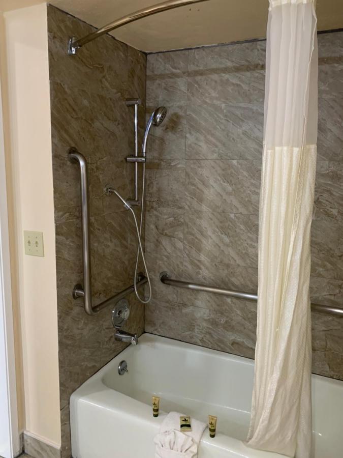 Queen Room - Disability Access at California Inn and Suites Bakersfield