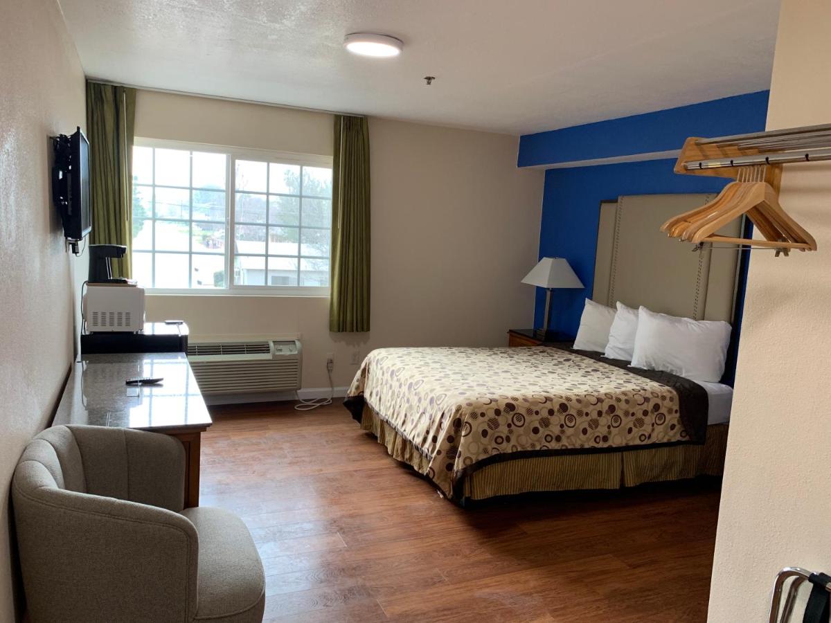 Queen Room - Disability Access at California Inn and Suites Bakersfield