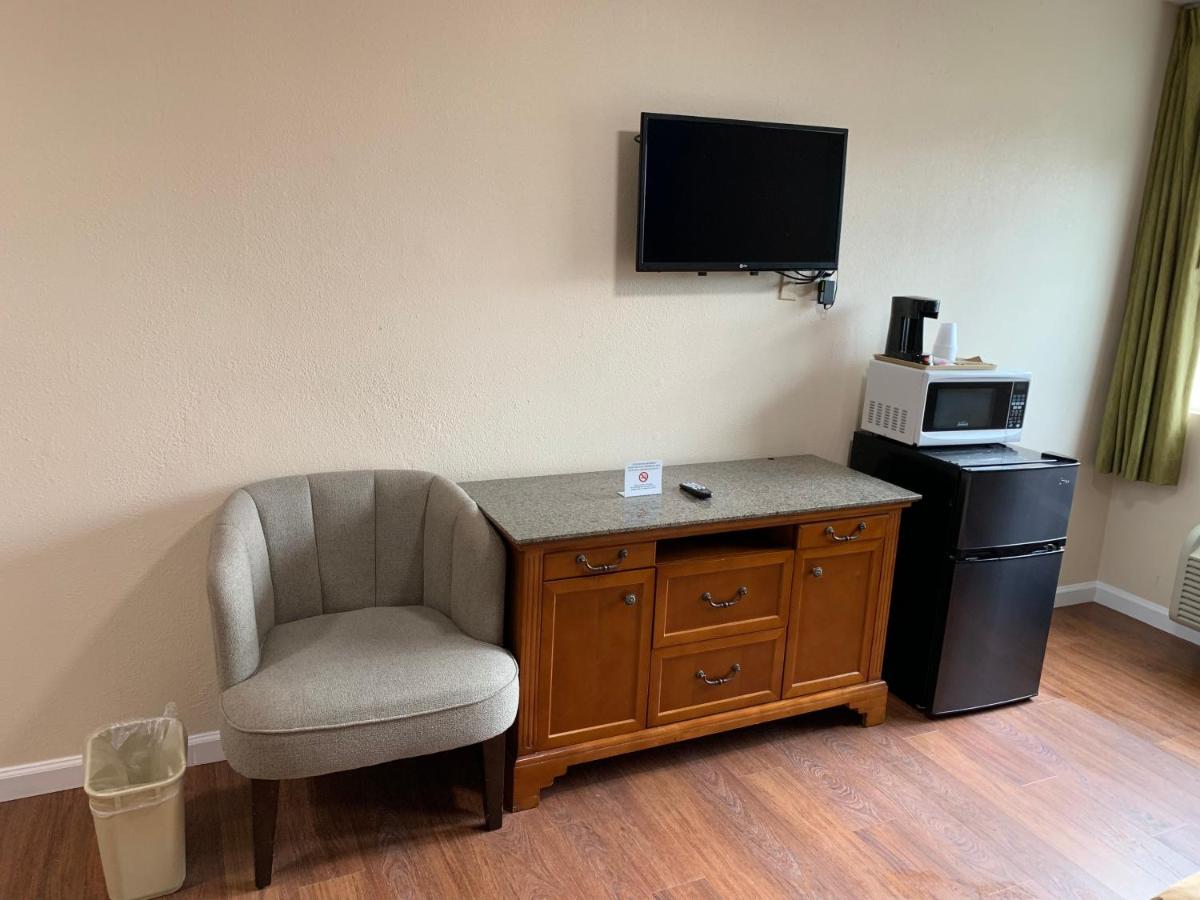 Queen Room - Disability Access at California Inn and Suites Bakersfield