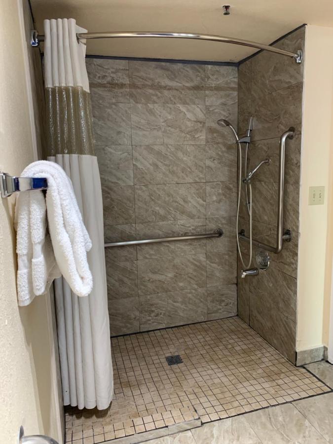 Queen Room - Disability Access at California Inn and Suites Bakersfield