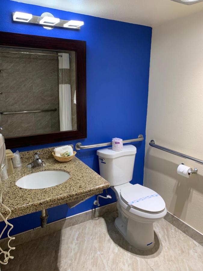 Queen Room - Disability Access at California Inn and Suites Bakersfield