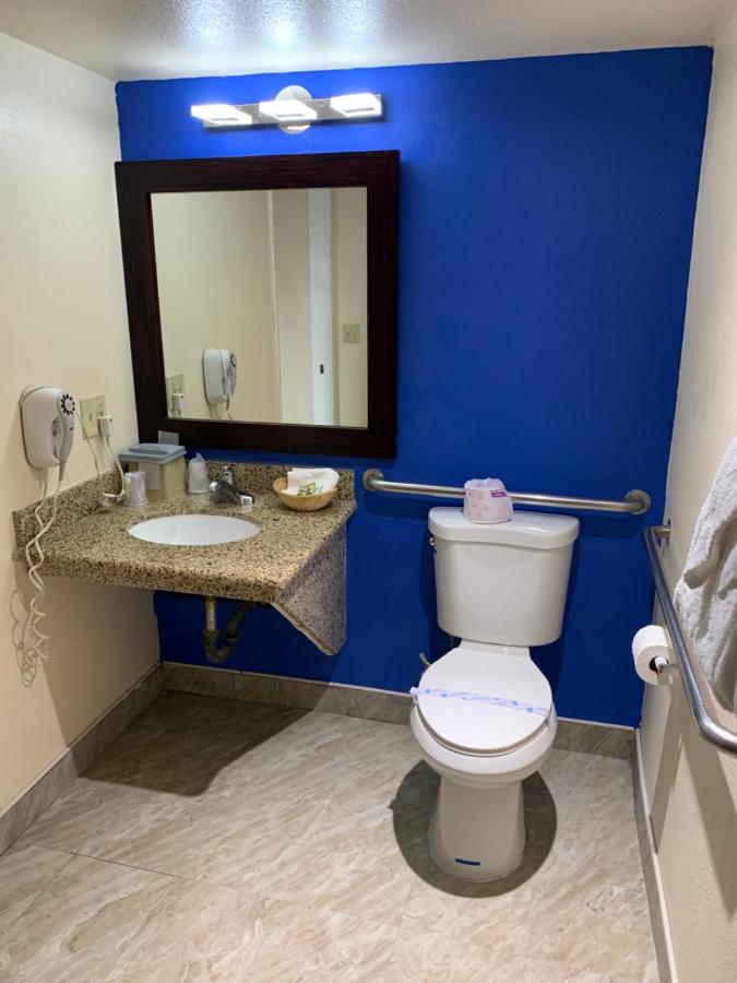 Queen Room - Disability Access at California Inn and Suites Bakersfield