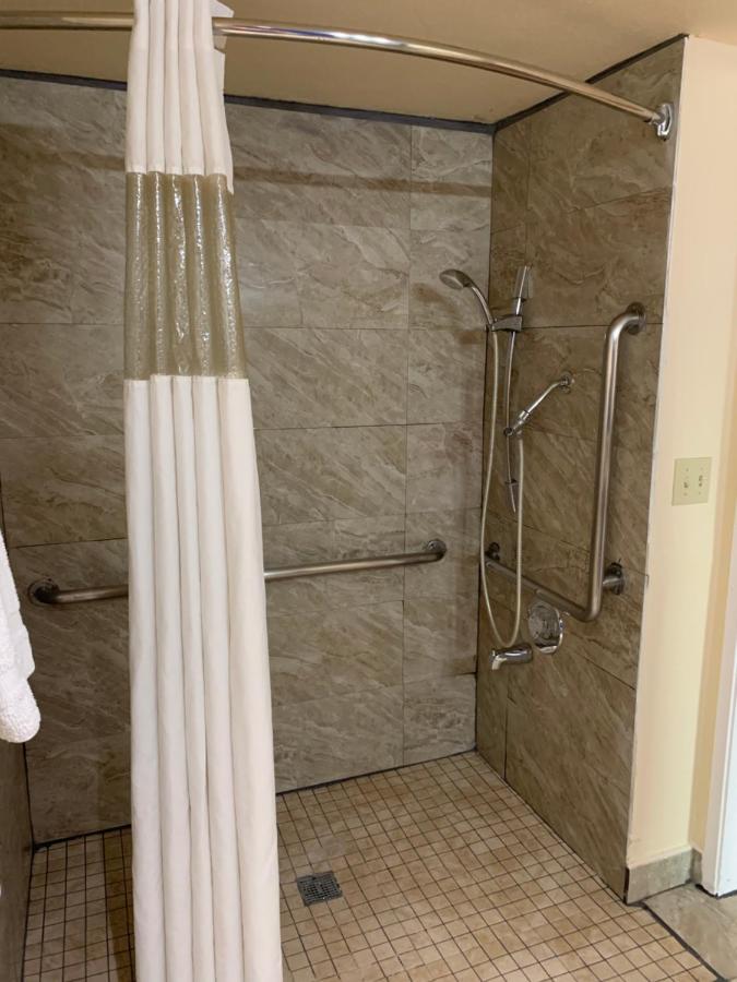 Queen Room - Disability Access at California Inn and Suites Bakersfield