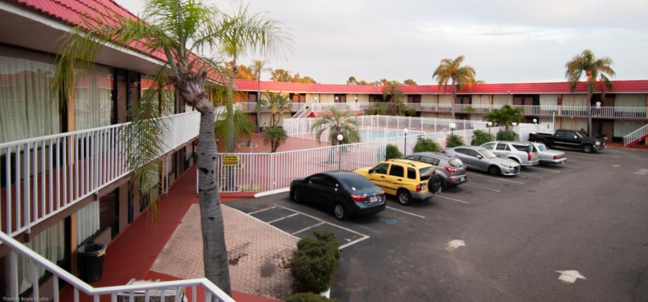 | Express Inn & Suites - 5 Miles from St Petersburg Clearwater Airport