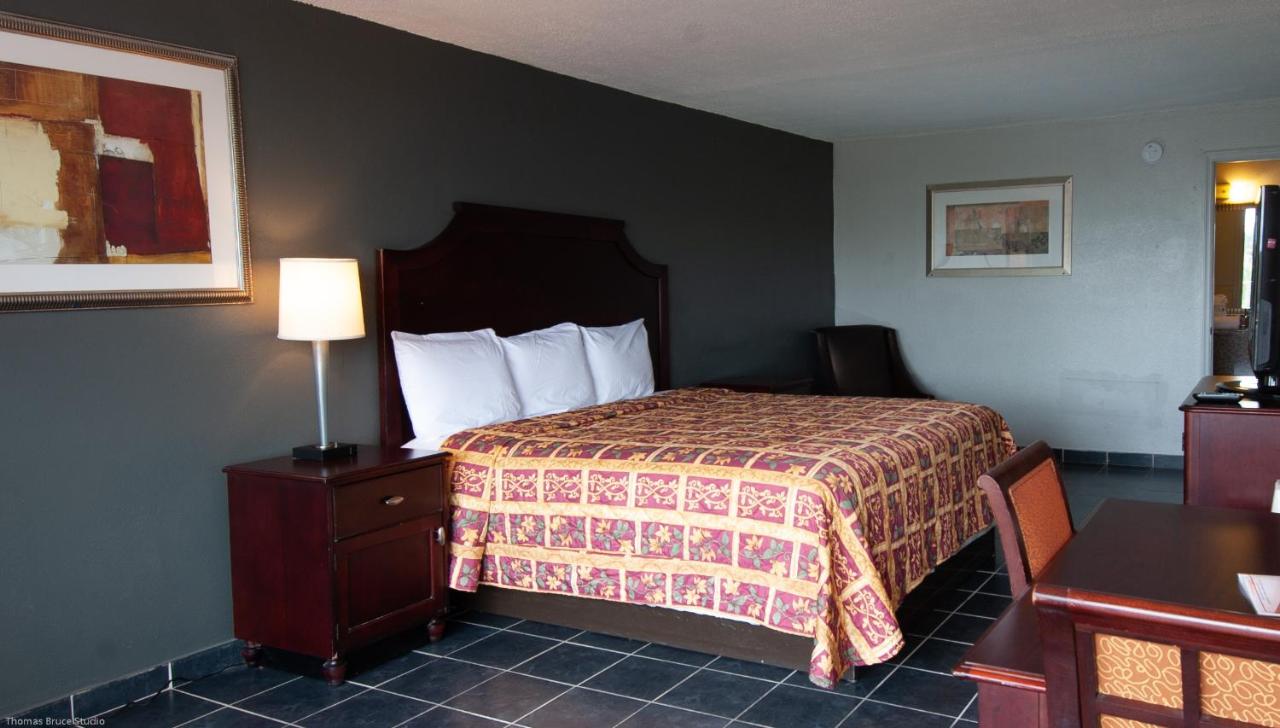 | Express Inn & Suites - 5 Miles from St Petersburg Clearwater Airport