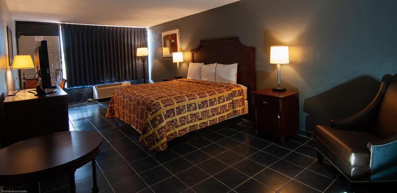 | Express Inn & Suites - 5 Miles from St Petersburg Clearwater Airport