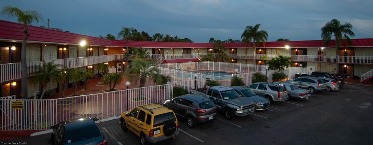 | Express Inn & Suites - 5 Miles from St Petersburg Clearwater Airport