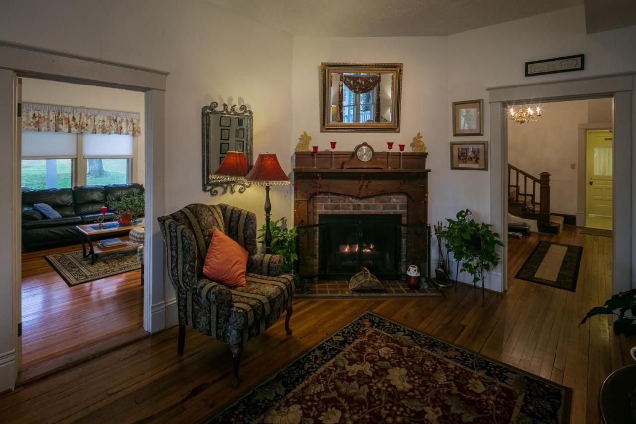 | Taylor House Inn