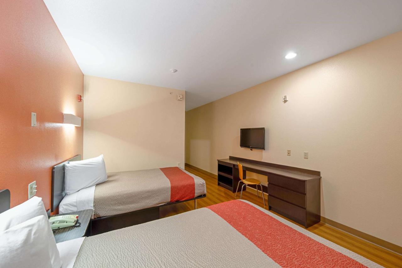 | Motel 6-Rhome, TX