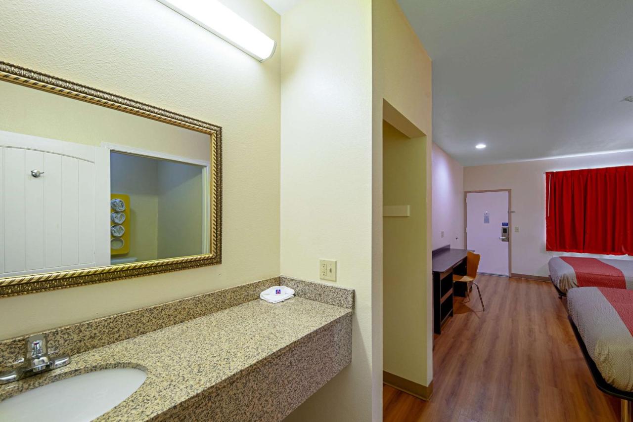 | Motel 6-Rhome, TX