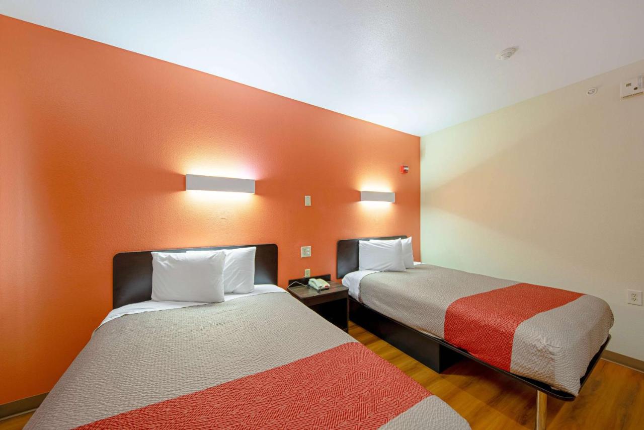 | Motel 6-Rhome, TX