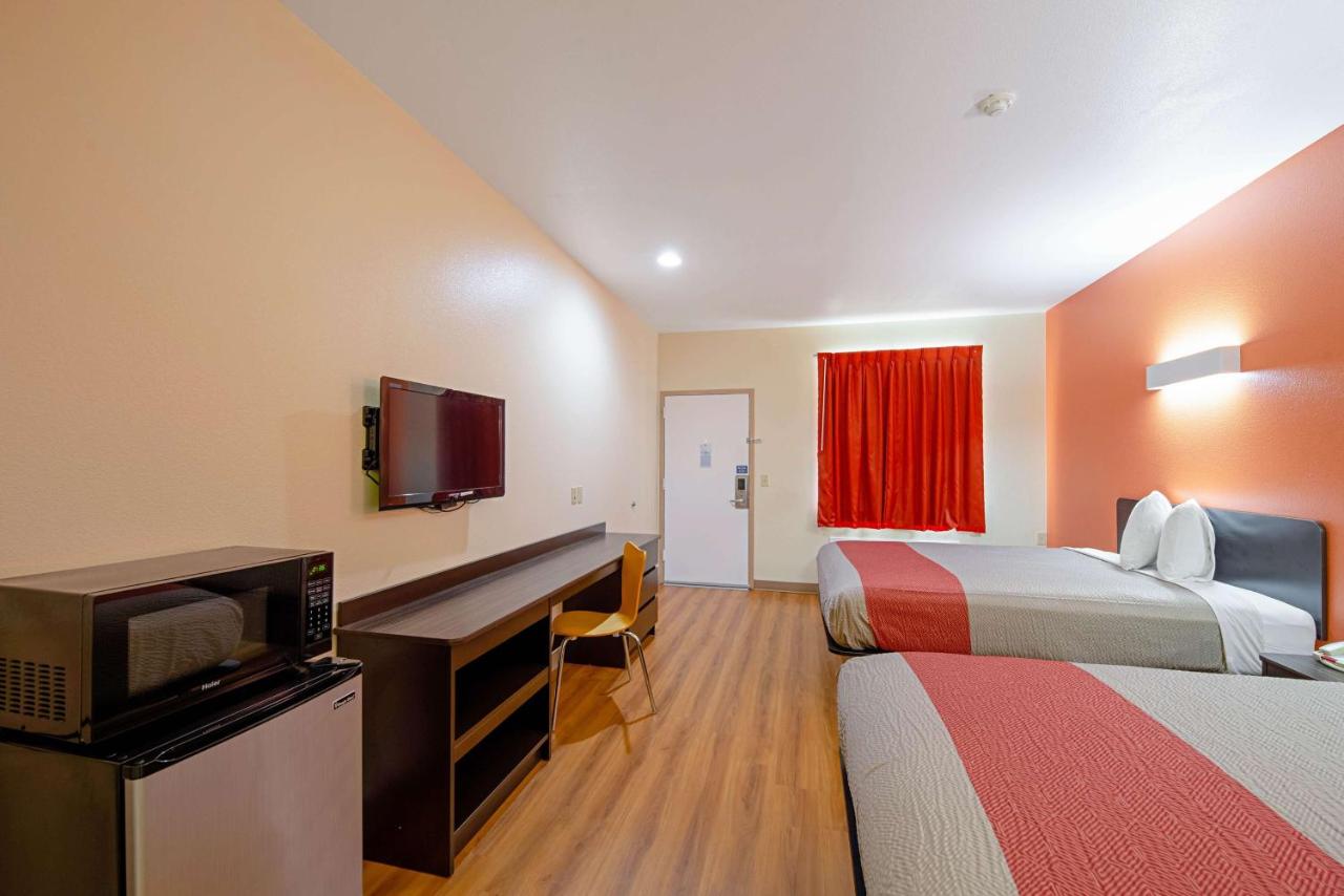 | Motel 6-Rhome, TX