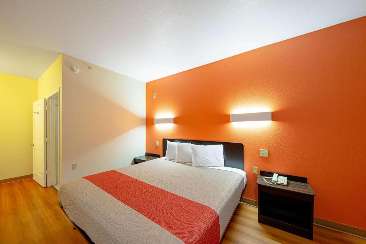 | Motel 6-Rhome, TX