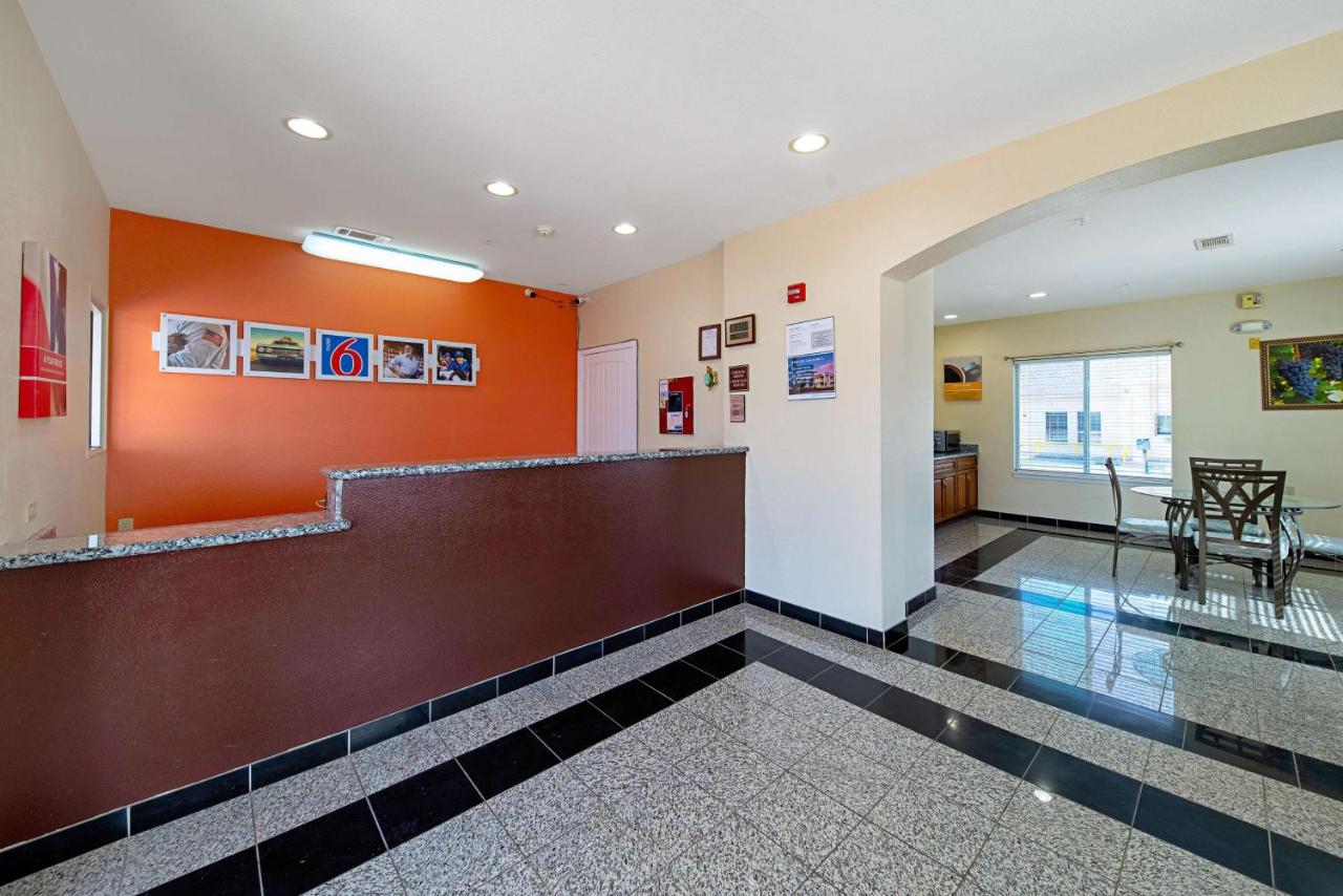 | Motel 6-Rhome, TX