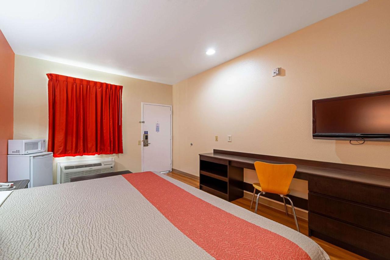  | Motel 6-Rhome, TX