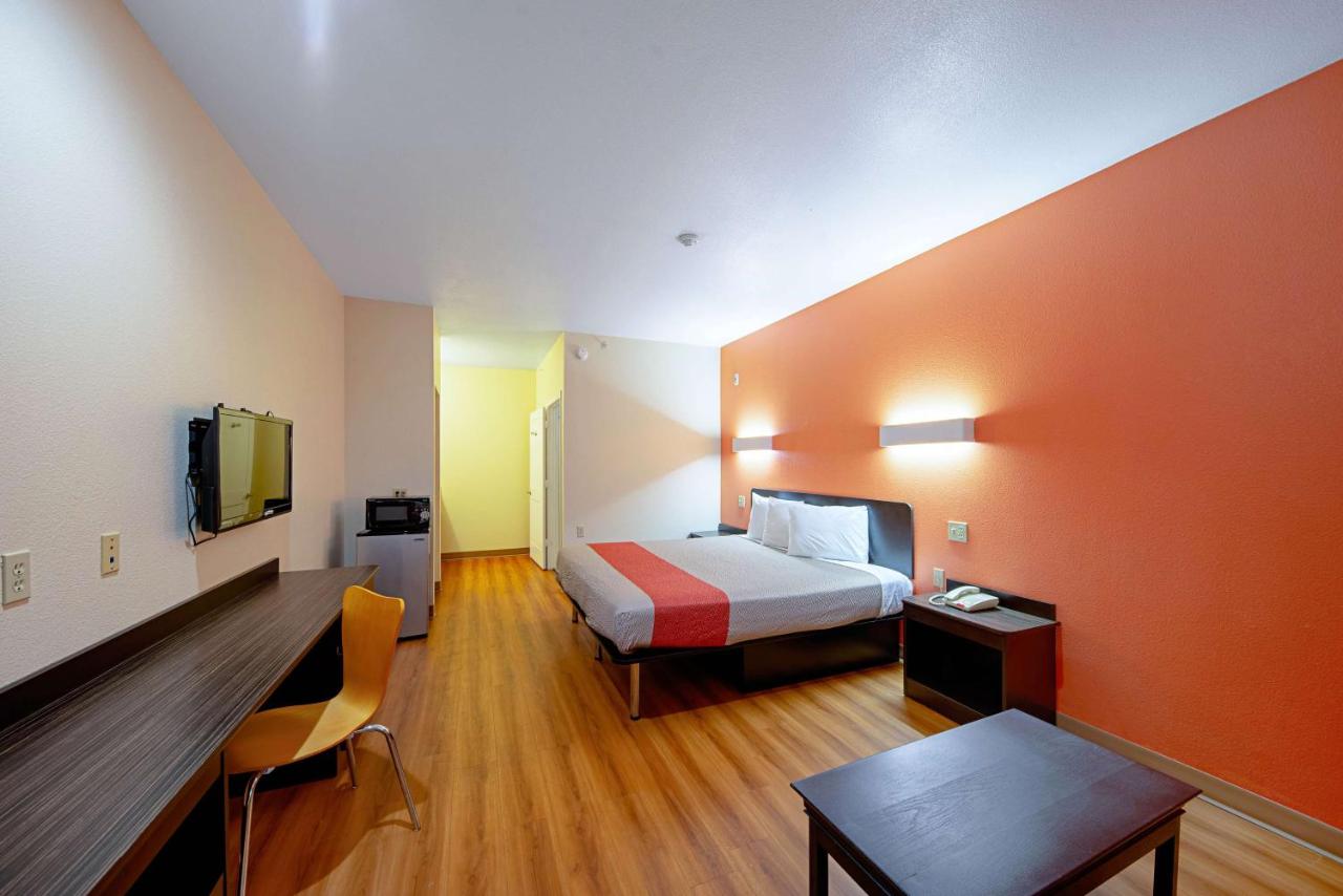 | Motel 6-Rhome, TX