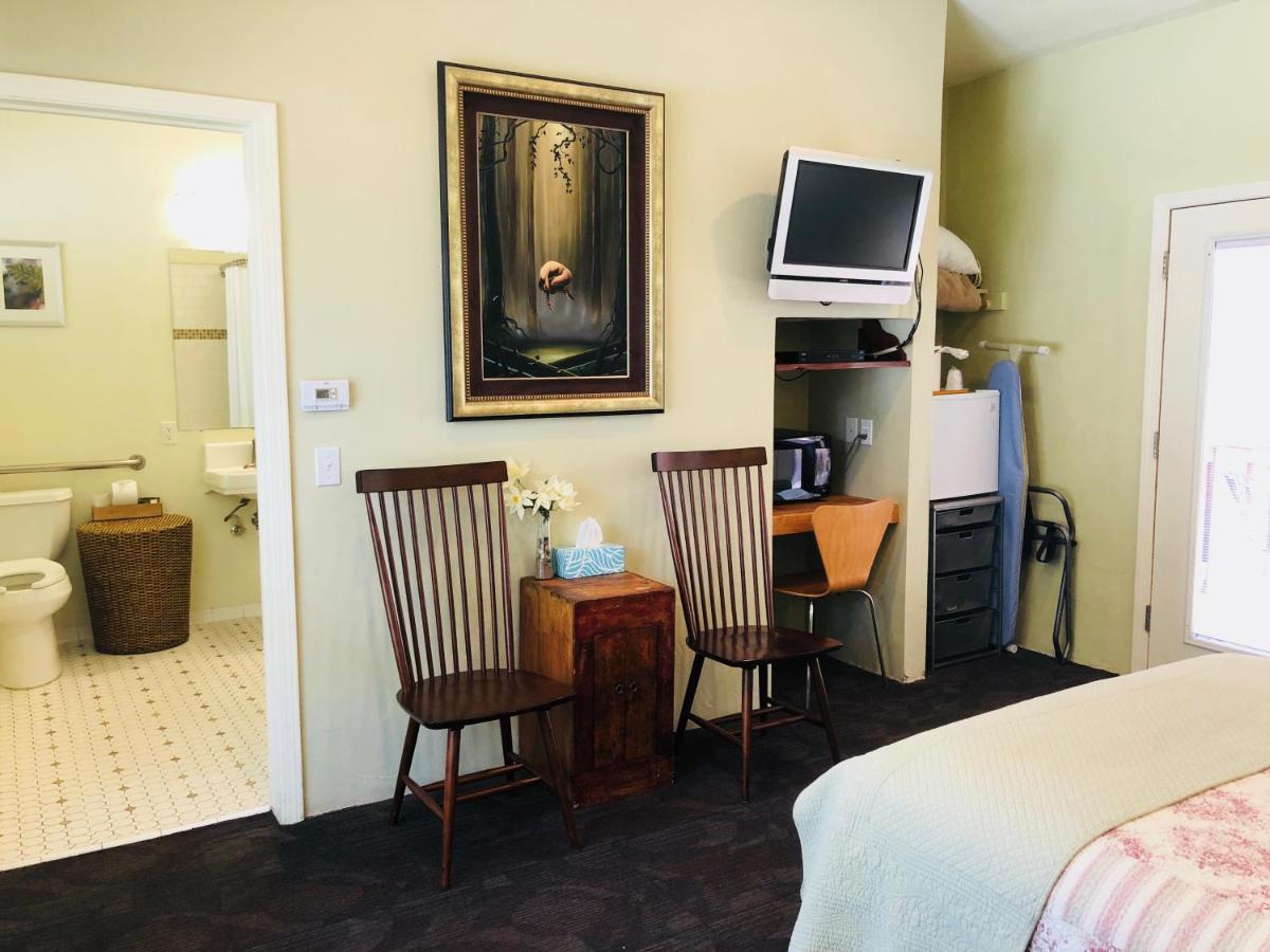  | Queen's Inn By The River