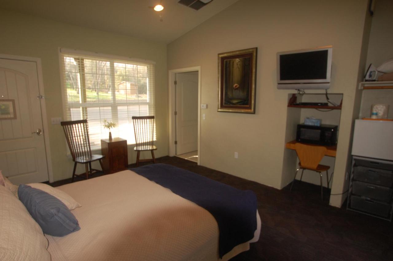  | Queen's Inn By The River