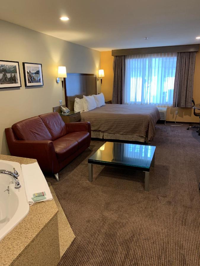 Deluxe King Room - Non-Smoking at Best Western Snowcap Lodge