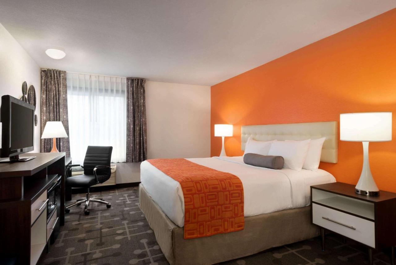 King Room - Disability Access/Non-Smoking at Howard Johnson by Wyndham Appleton